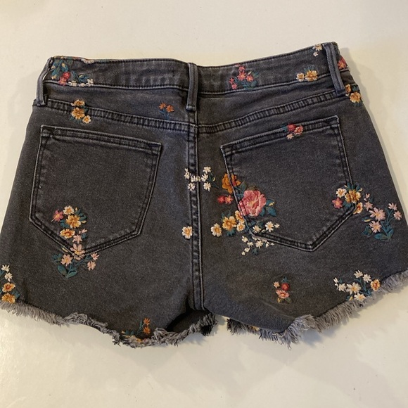 AQUA Connie Floral Embroidered Denim Shorts in Black Size 25 - Picture 5 of 10